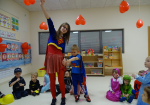 Pani Ola i Gabryś prezentują stroje Superwomen i Supermena